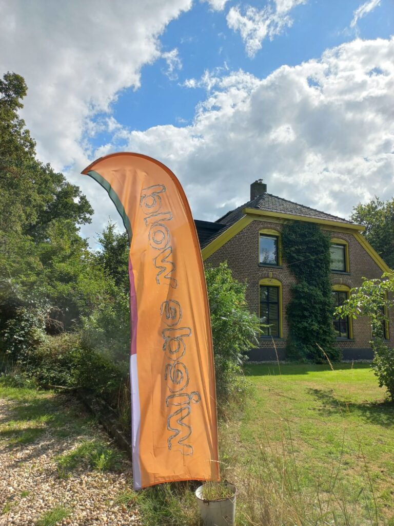 Wiede Wold vlag bij de Landgoedwinckel in Echten.