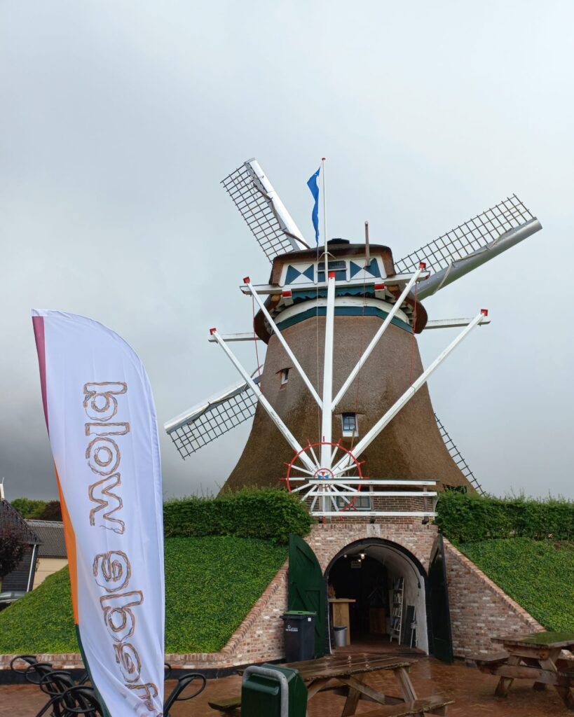 Wiede Wold vlag bij de Meule van Wassens in Zuidwolde