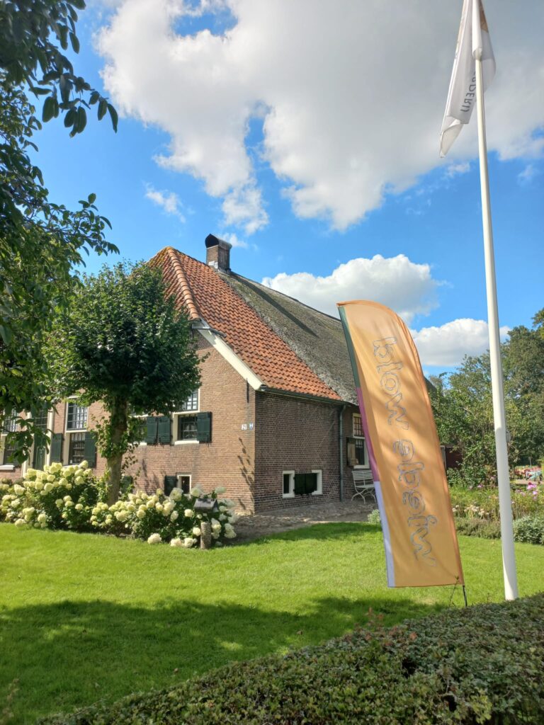 Wiede Wold vlag bij Museumboerderij Karstenhoeve