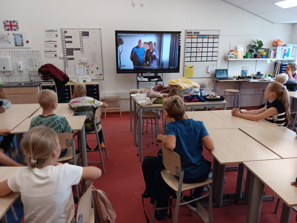 Basisschool klas kijkt het Kick-off filmpje van Streekprogramma Eigen Boek Koninklijk De Wolden.