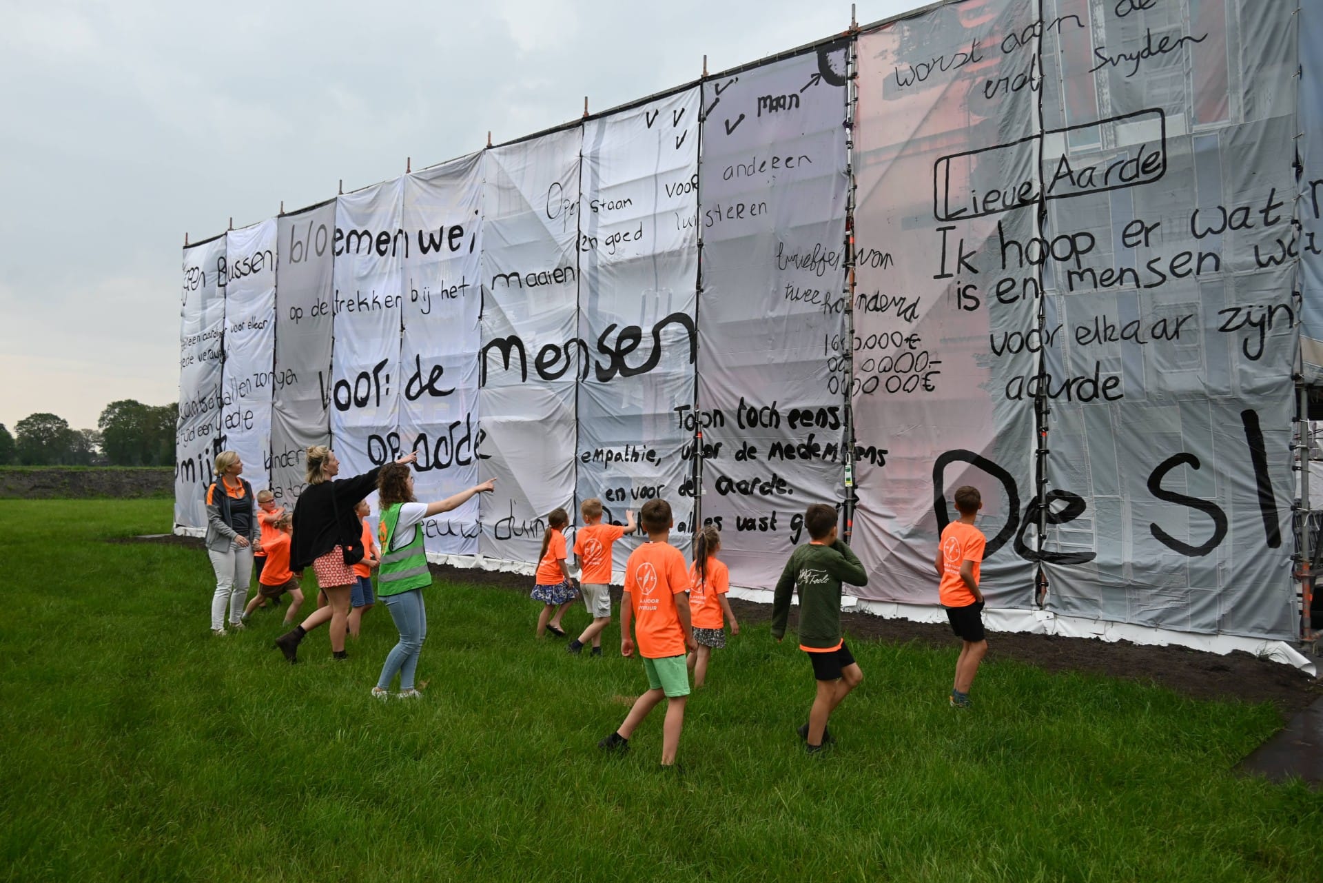 BSO-kinderen nemen kijkje bij eigen teksten op de Afvalkathedraal in Koekangerveld, onderdeel van Wiede Wold